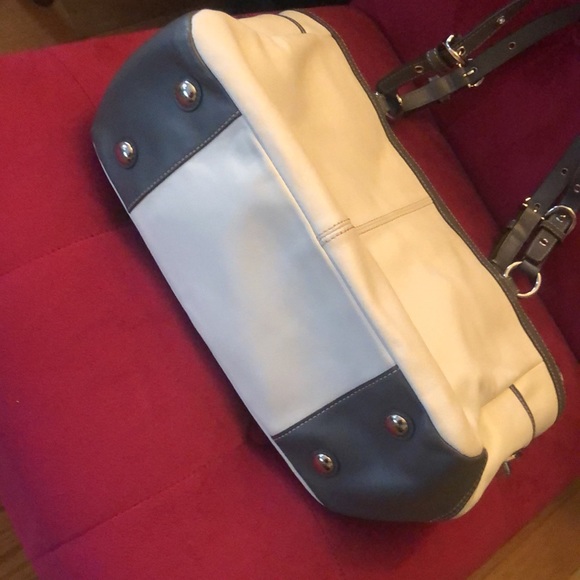 Coach Bag , in excellent condition not to big not to small medium size. - Picture 2 of 5